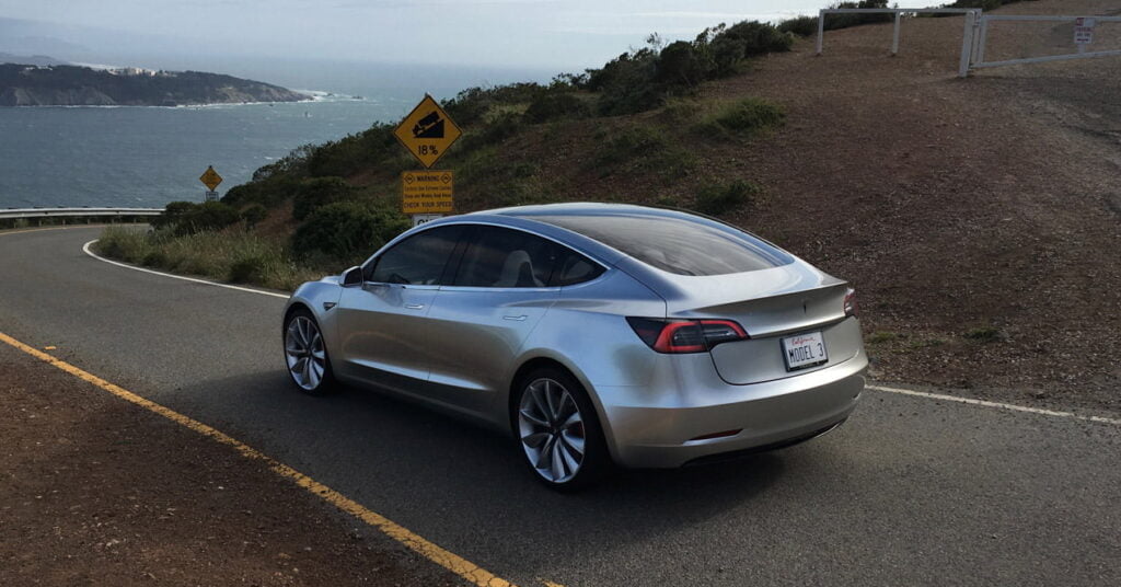 Tesla Model 3 Trasera
