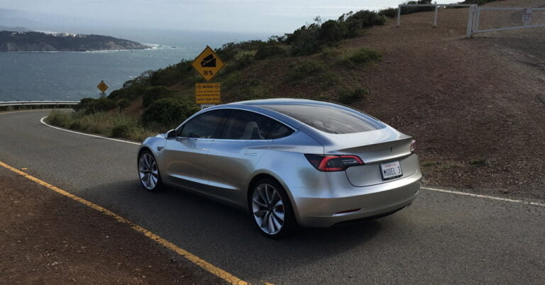 tesla model 3 trasera