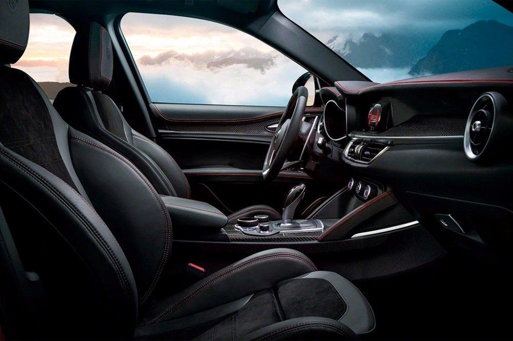 Interior Del Alfa Romeo Stelvio Quadrifoglio Verde