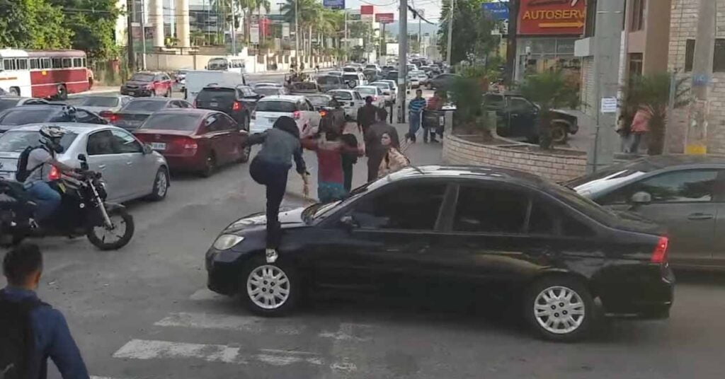 Peatones Pasan Por Encima De Un Coche En Un Paso De Cebra