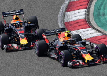 www.sutton-images.com

Max Verstappen (NED) Red Bull Racing RB14 leads Daniel Ricciardo (AUS) Red Bull Racing RB14 at Formula One World Championship, Rd3, Chinese Grand Prix, Race, Shanghai, China, Sunday 15 April 2018.
