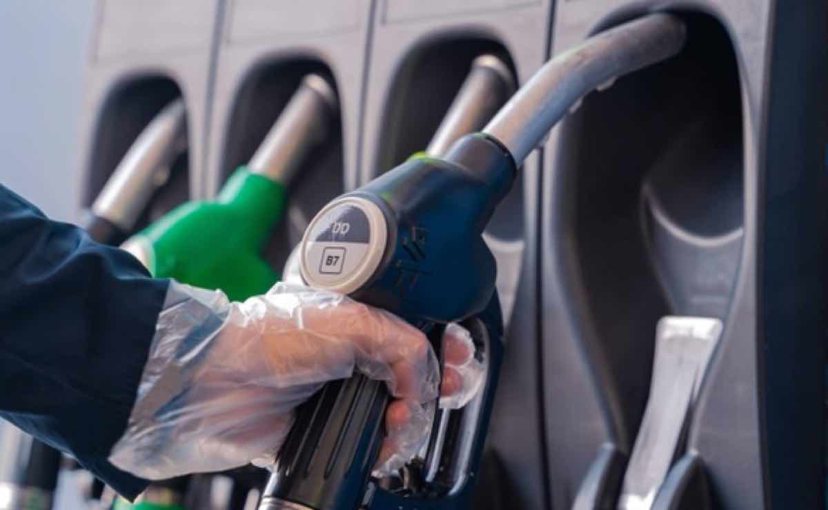 El precio de la gasolina sube, cerca del récord, ¿qué está pasando?
