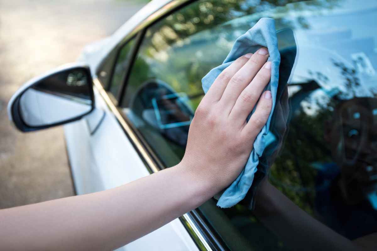 Cómo limpiar el interior de las ventanillas del coche para que no se empañen