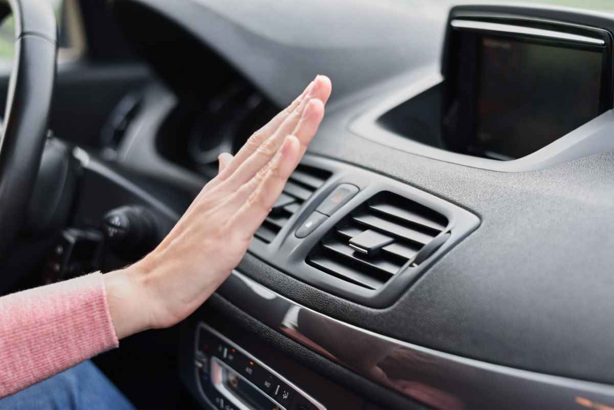 Cómo quitar el olor del aire acondicionado del coche