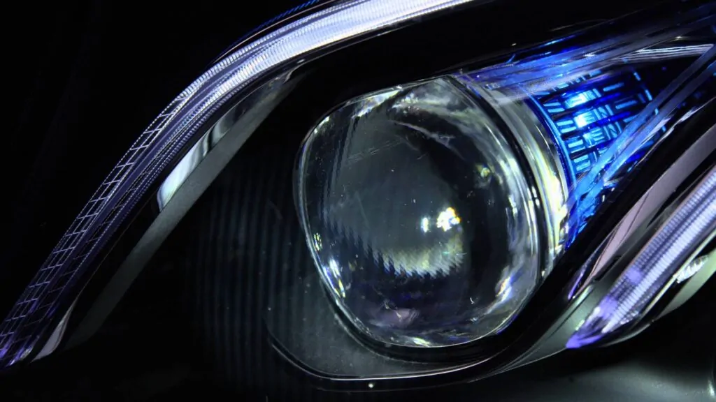 El Mercedes Clase E 2016 muestra sus nuevos faros en vídeo
