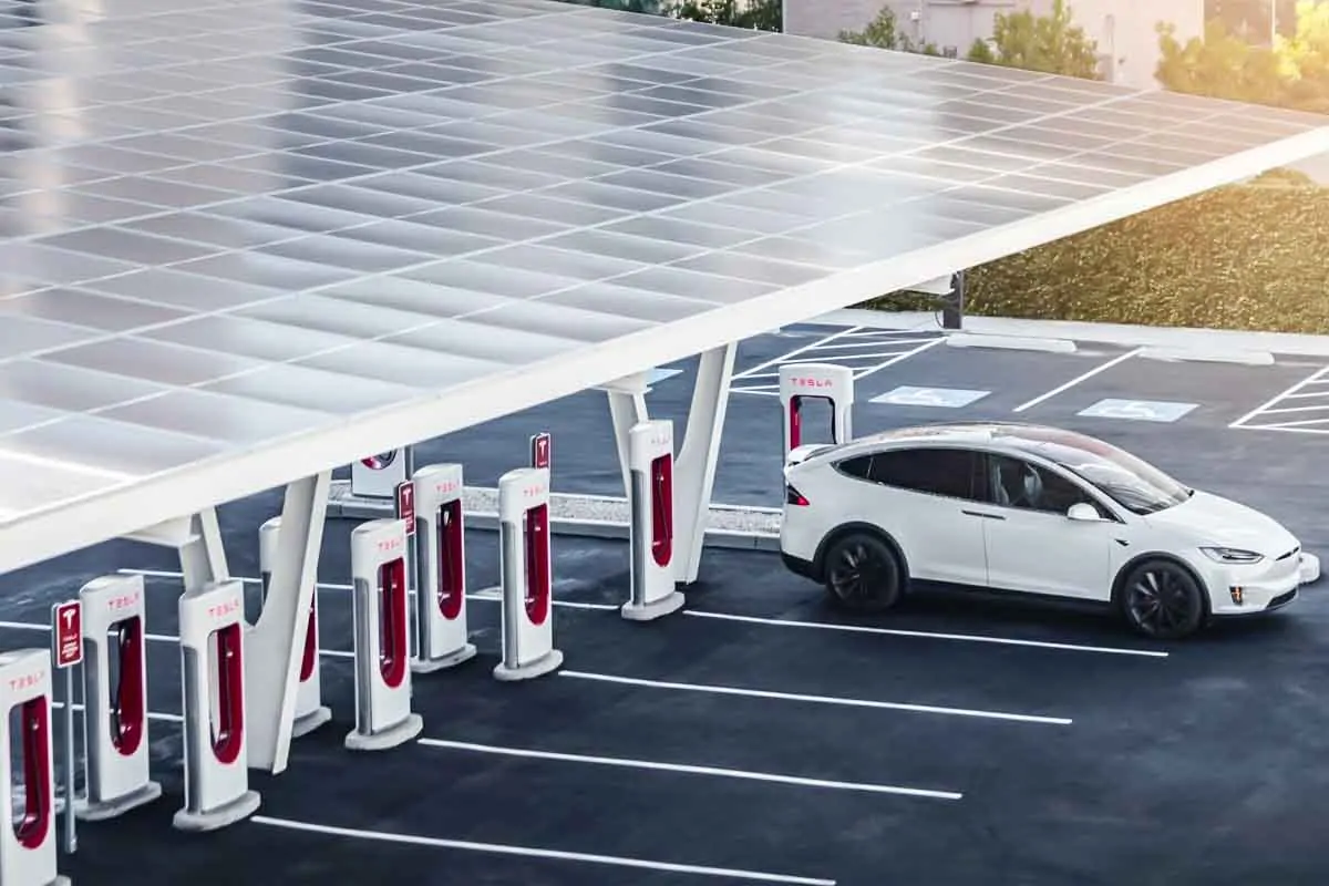 Tesla despide a toda su plantilla de los Superchargers, unos 500 empleados a la calle